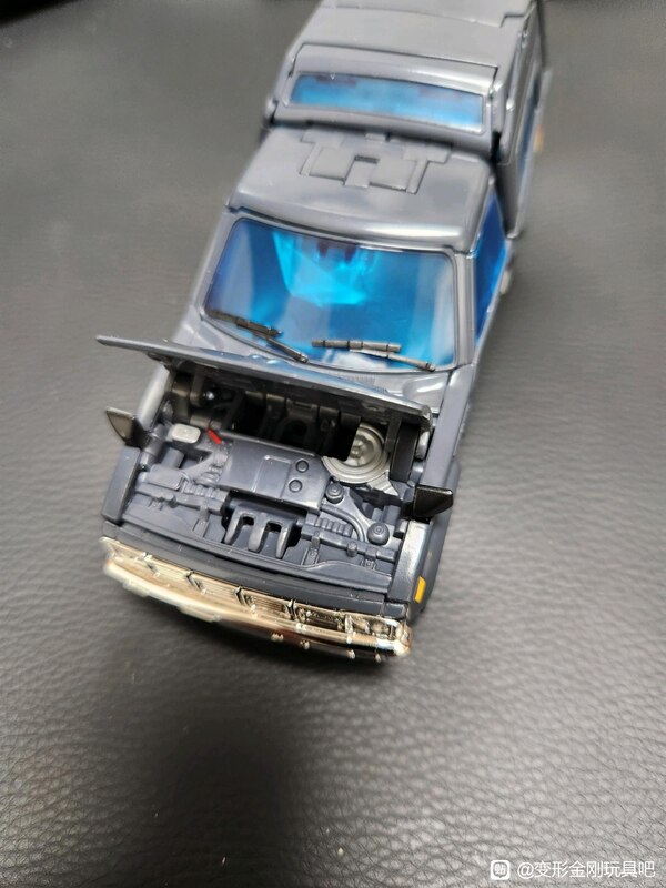 In Hand Image Of Transformers Masterpiece MP 56 Trailbreaker  (12 of 22)